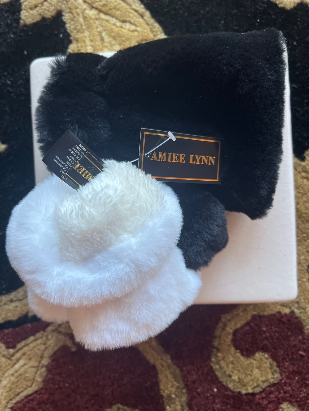 Amiee Lynn Women’s Faux Vegan Fur Fingerless Gloves One White One Black L/XL NEW